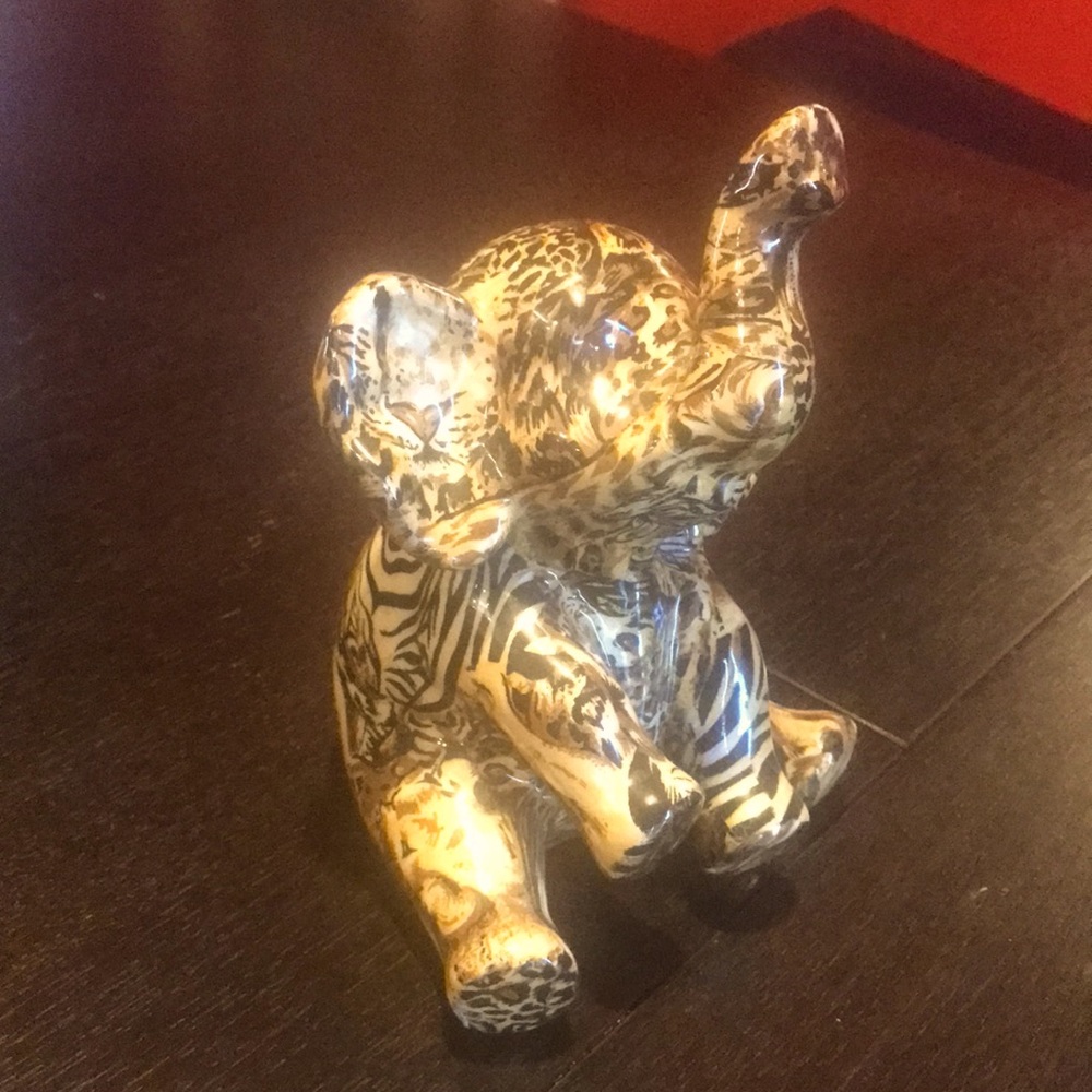 Feeling like an animal? Here’s Tony the Tiger Ellie 🐅 🐯 🐘
